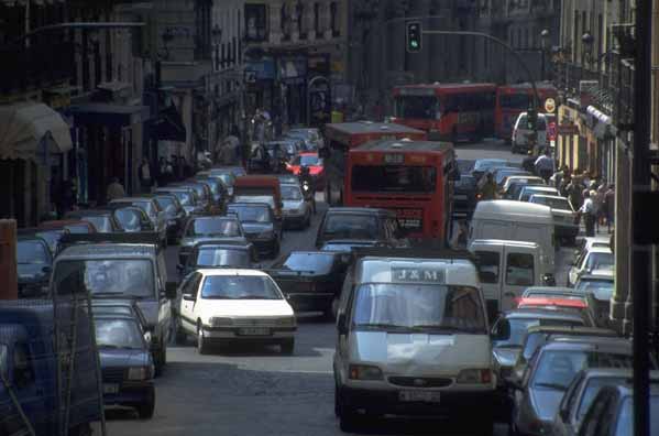 Luftverschmutzung und Lärm durch Straßenverkehr